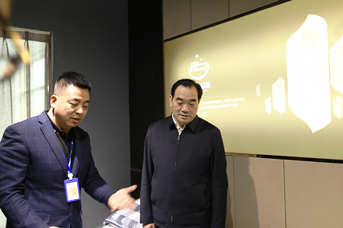 3周鐵根書記走進(jìn)鞍寶健康睡眠體驗中心.JPG